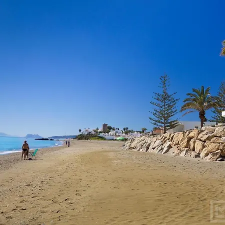 Sunsets - Modern 3-br Beachside *