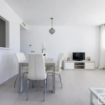 Apartman Sunsets - Modern 3-br Beachside Estepona