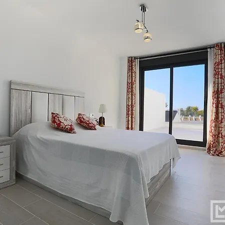 Sunsets - Modern 3-br Beachside Apartman *