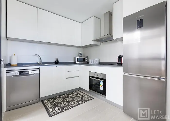 Sunsets - Modern 3-br Beachside Apartment *