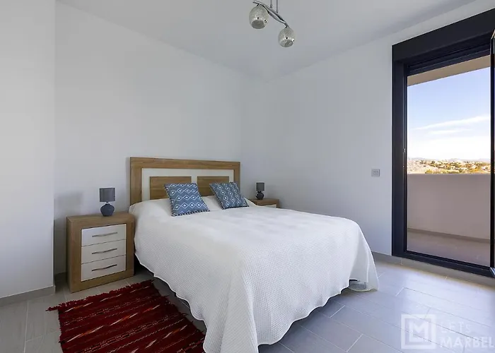 Sunsets - Modern 3-br Beachside Apartment