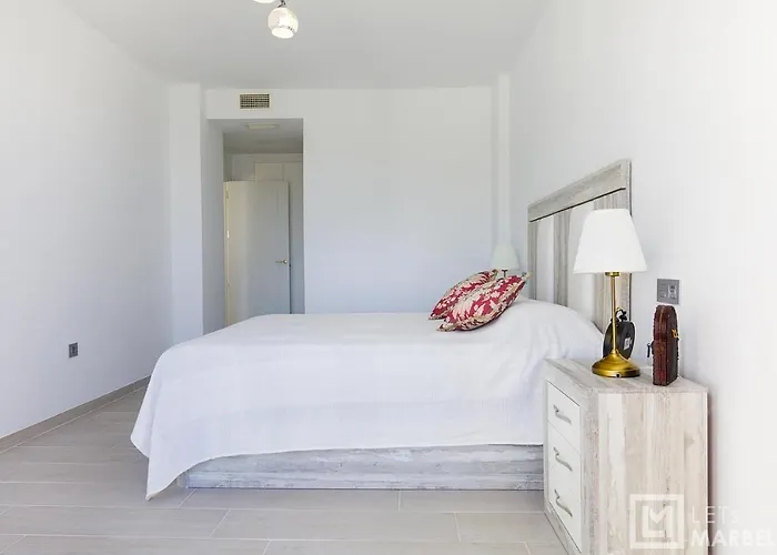 Sunsets - Modern 3-br Beachside