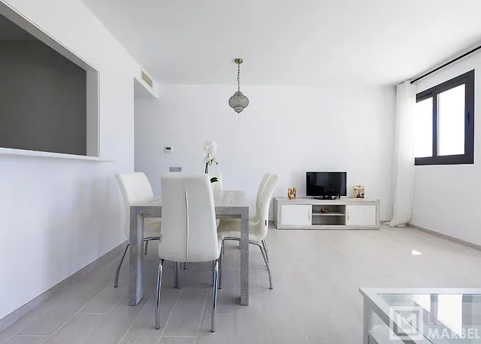 Apartment Sunsets - Modern 3-br Beachside Estepona