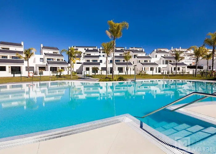 Apartment Sunsets - Modern 3-br Beachside