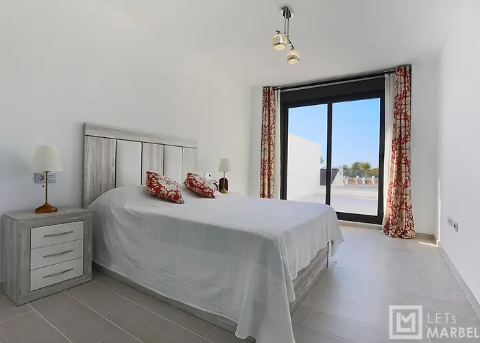 Sunsets - Modern 3-br Beachside Apartment *