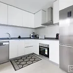 Sunsets - Modern 3-br Beachside Apartment *