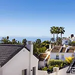 Sunsets - Modern 3-br Beachside Apartment