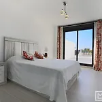 Sunsets - Modern 3-br Beachside Apartment *