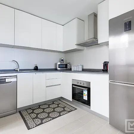 Sunsets - Modern 3-br Beachside Apartment *