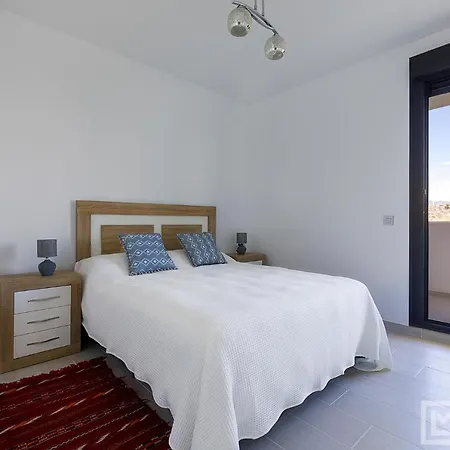 Sunsets - Modern 3-br Beachside Apartmán