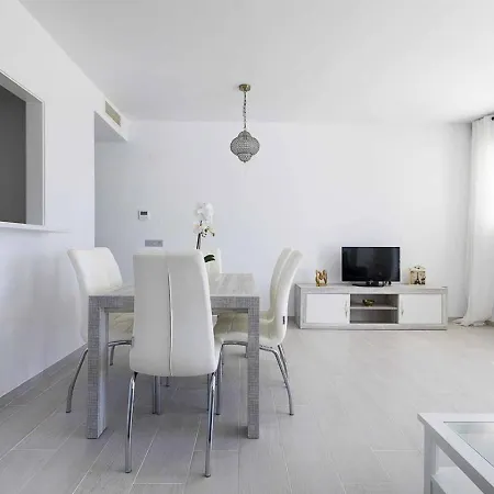 Sunsets - Modern 3-br Beachside *