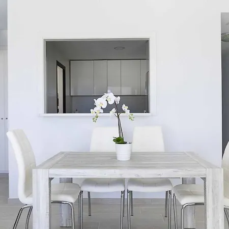 Sunsets - Modern 3-br Beachside