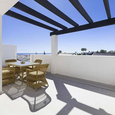 Sunsets - Modern 3-br Beachside Apartment