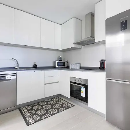 Sunsets - Modern 3-br Beachside