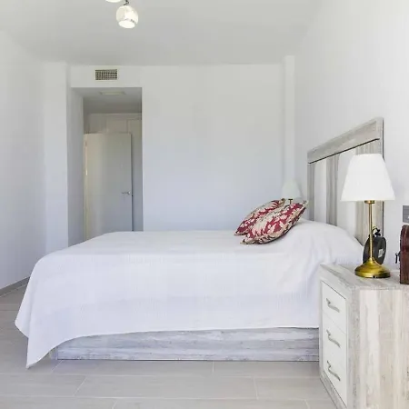 Apartment Sunsets - Modern 3-br Beachside