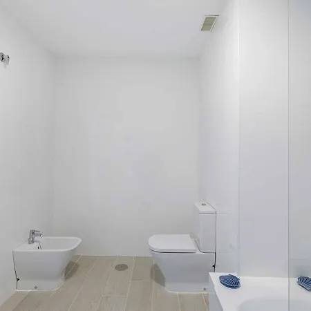 Apartment Sunsets - Modern 3-br Beachside *