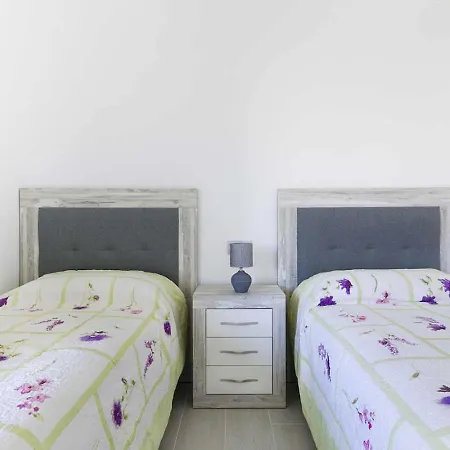 Sunsets - Modern 3-br Beachside Apartment *