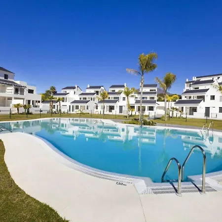 Apartment Sunsets - Modern 3-br Beachside Estepona