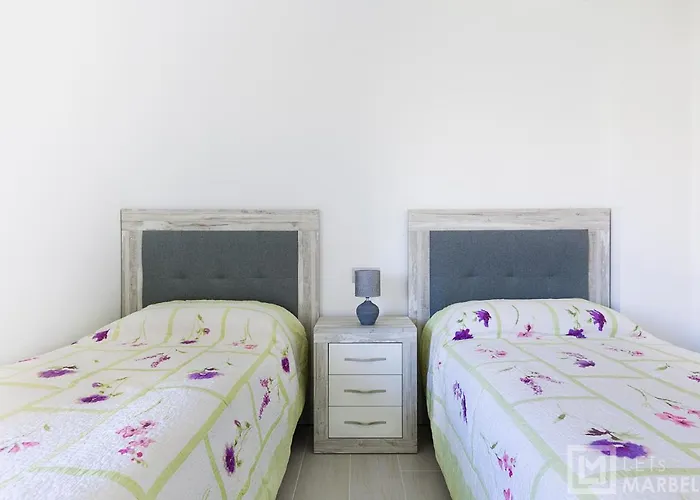 Sunsets - Modern 3-br Beachside Apartamento